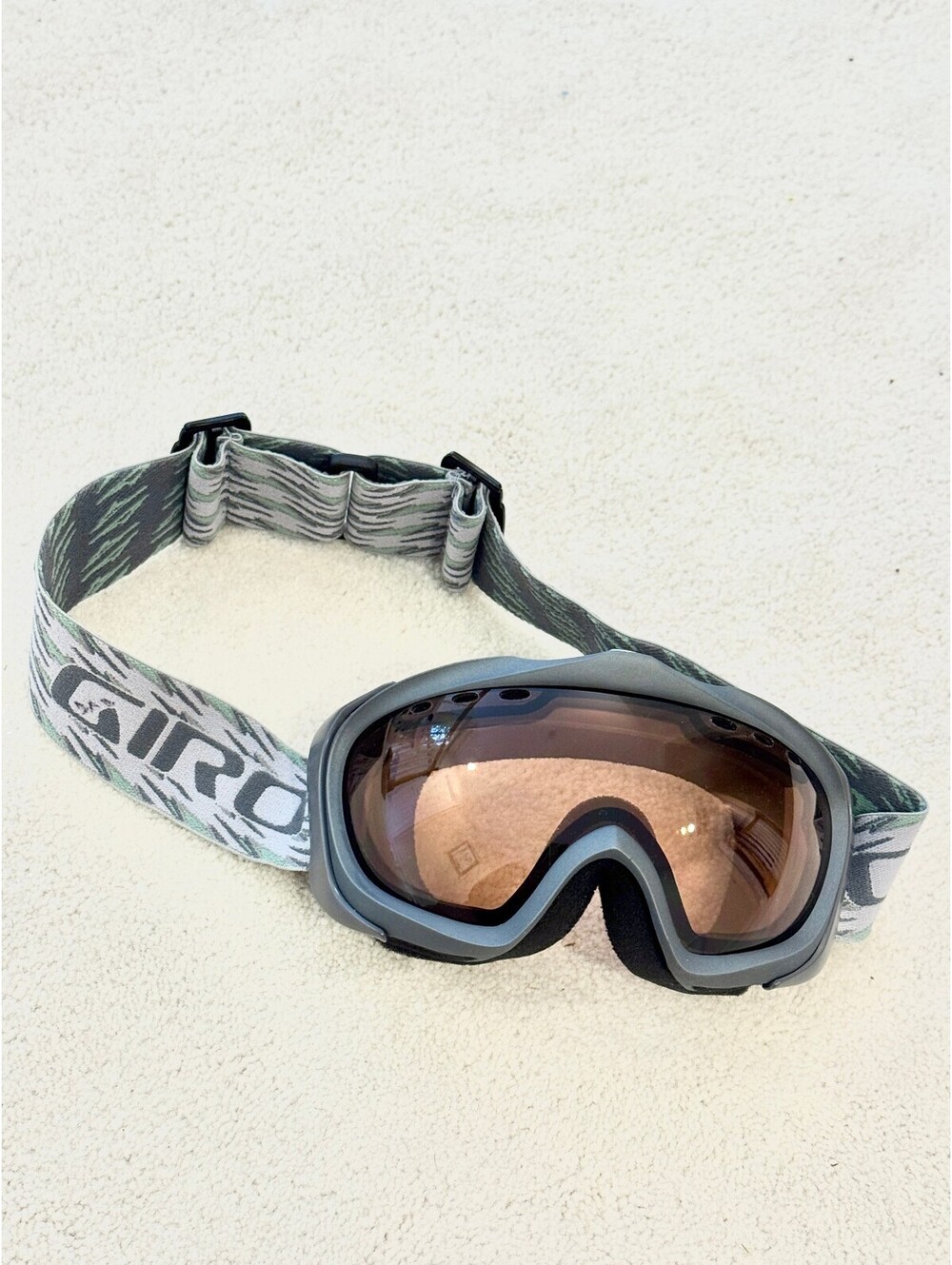 Giro Ski Snowboard Goggles Gray Green Strap Amber Lens Adult Unisex